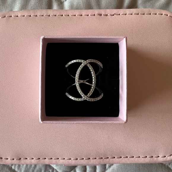 Jewelry - Criss cross ring